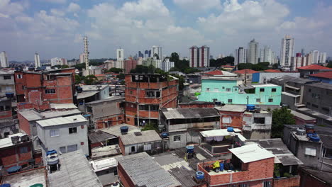 vista aérea de las casas del gueto en la favela nova jaguare en la soleada sao paulo, brasil