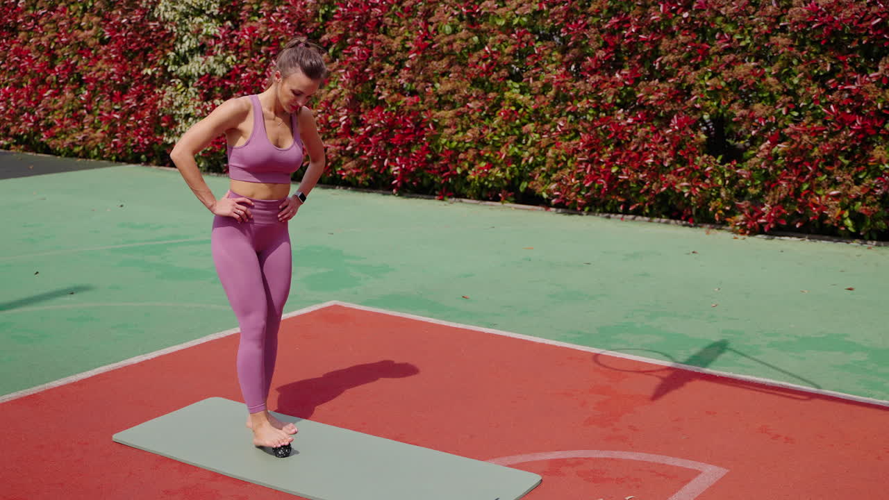 바에서 거품 롤러에 발 운동을 하는 여자