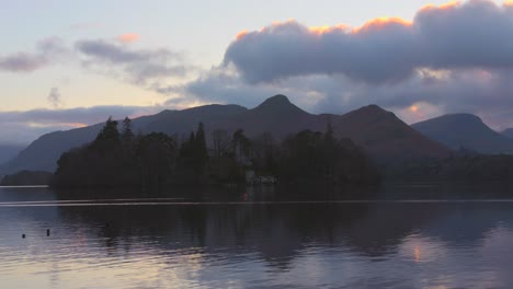 Tiro-Inclinado-Hacia-Abajo-Sobre-El-Lago-Derwent-Water-En-El-Distrito-Inglés-De-Los-Lagos,-Cumbria,-Inglaterra,-En-Una-Tarde-Nublada