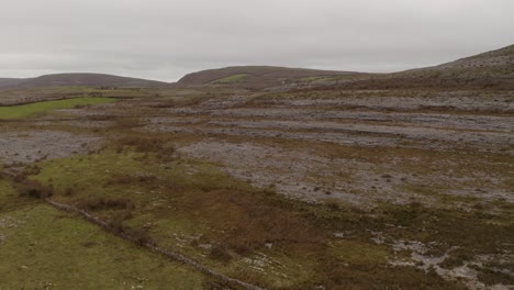 Toma-Aérea-Ascendente-Que-Revela-El-Paisaje-Del-Burren.