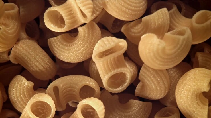 Maccheroni a gomito secchi che cadono e si depositano