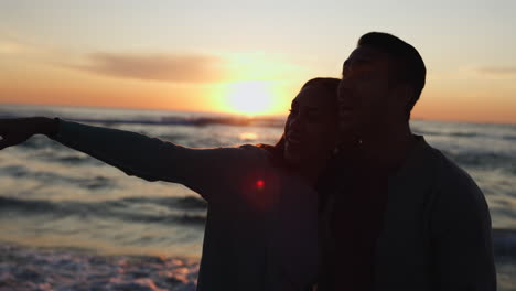 Puesta-De-Sol-En-La-Playa,-Silueta-Y-Abrazo-De-Pareja