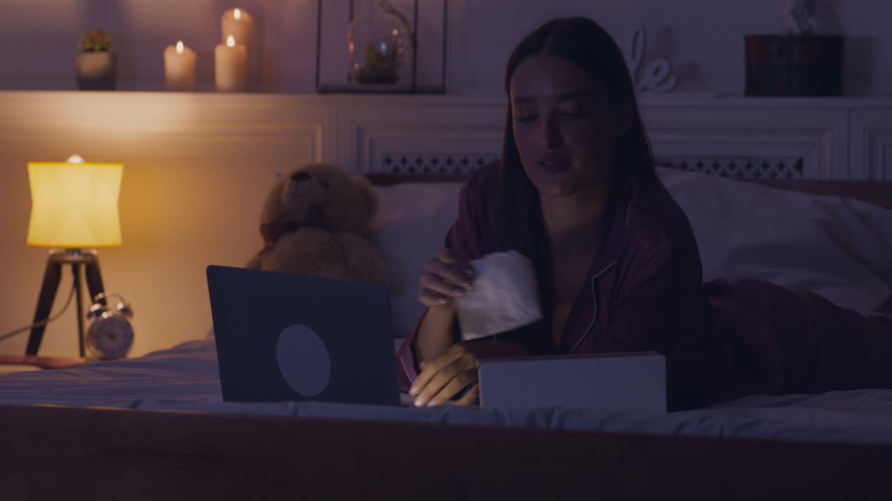 la mujer se siente enferma por la noche