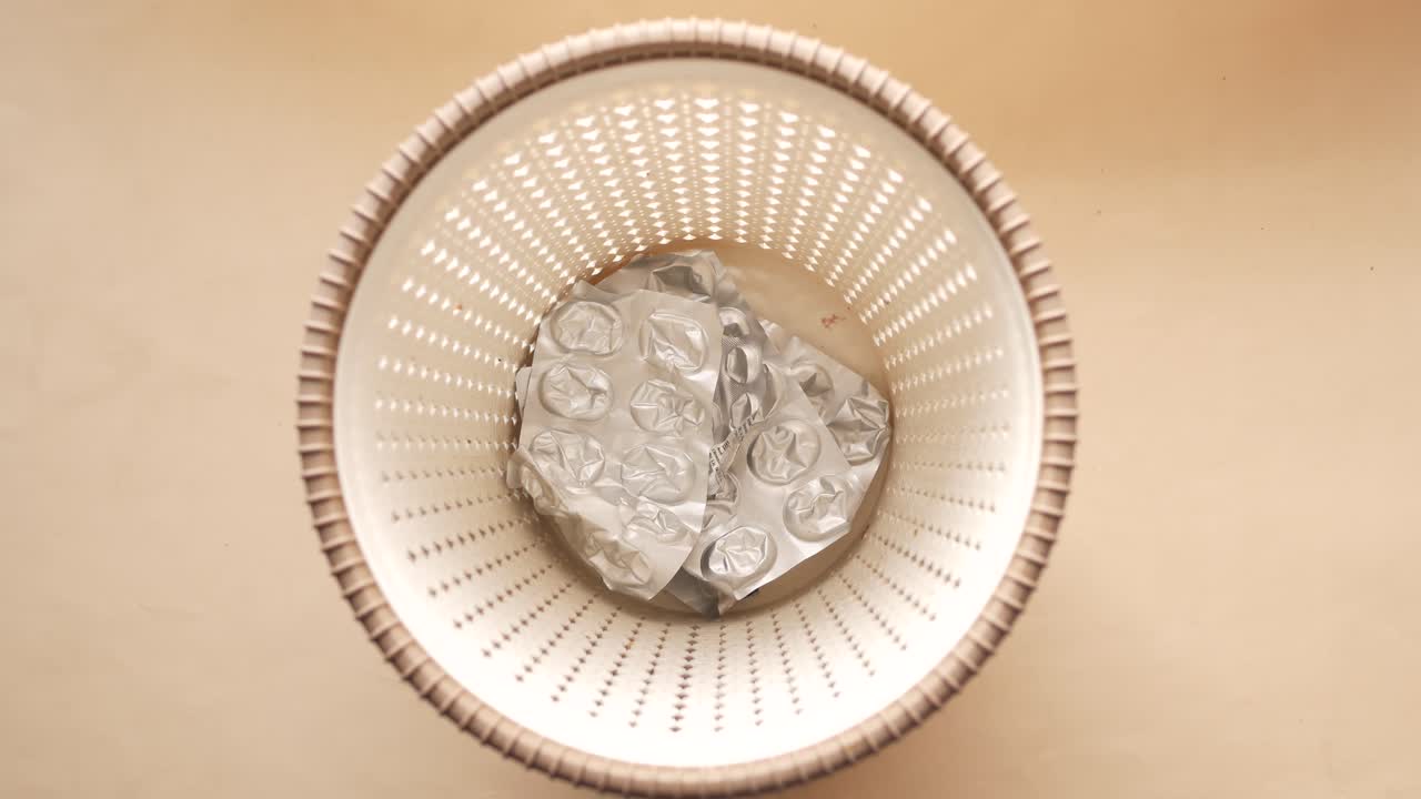 쓰레기통 에 있는 알약 과 블리스터 패키지 의  ⁇ 면