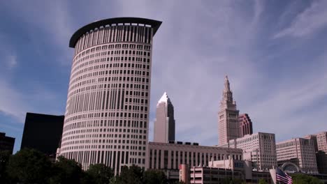 una panorámica del horizonte de cleveland al río cuyahoga en cámara lenta