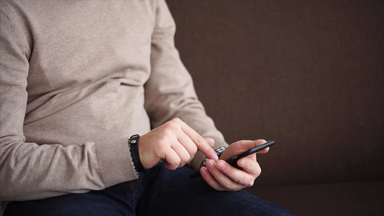 스마트폰을 사용하는 남자