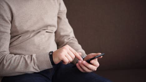 hombre usando un teléfono inteligente