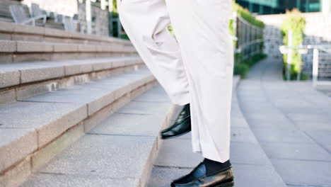 escaleras, viajes y zapatos de hombre en la ciudad