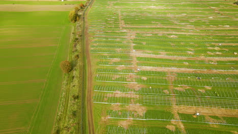 Sitio-De-Construcción-De-Granjas-Fotovoltaicas-De-Izquierda-A-Derecha,-Campo-Verde-Preparado-Para-La-Construcción-De-Plantas-De-Energía-Solar---Antena-De-Arriba-Hacia-Abajo