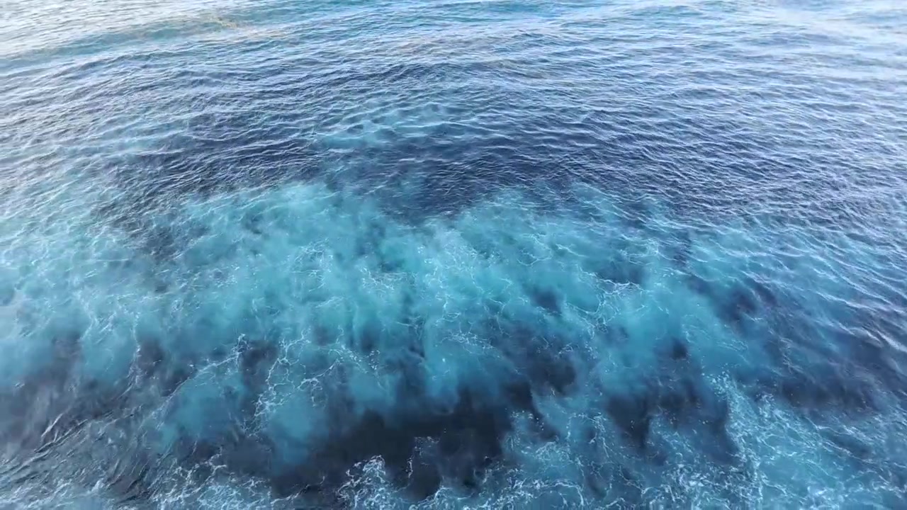 Vista aerea di acque oceaniche blu con onde leggere