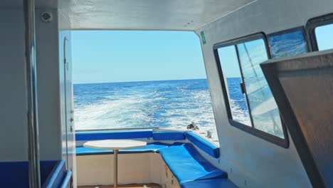 Innenraum-Einer-Kleinen-Motorbootkabine,-Blick-Auf-Das-Deck-Und-Die-Meereslandschaft-Im-Freien,-Teneriffa