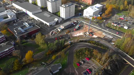 vista aérea de bergsjon en la ciudad de gotemburgo con edificios en la azotea, apartamentos y carreteras
