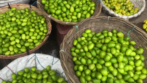 limones recién cosechados en cesta a la venta en el mercado callejero