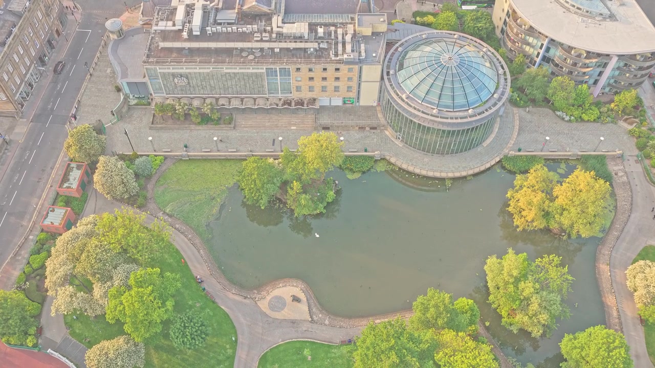 Il Museo e i Giardini d'Inverno di Sunderland accanto al lago ornamentale nel Parco Mowbray, Sunderland, Tyne and Wear, Inghilterra, che mostra un parco vittoriano e giardini paesaggistici, discesa del drone.