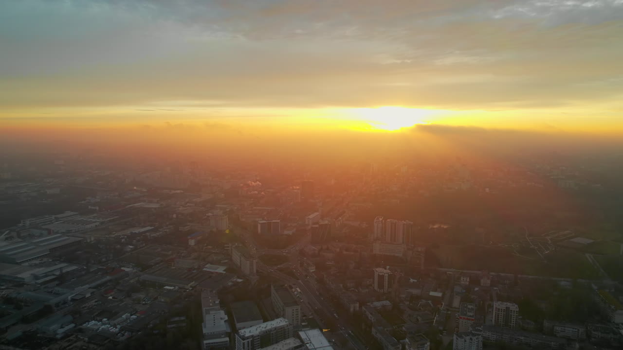 Vista aérea de drone de Chisinau ao nascer do sol, Moldávia. Vista do centro da cidade com vários edifícios, estradas e árvores sem folhas
