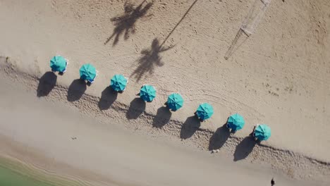 Tiro-Giratorio-De-Drones-De-Sombrillas-De-Playa.