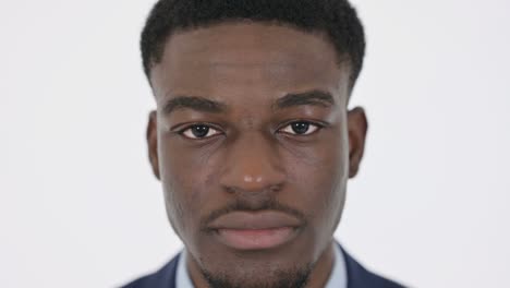 rostro serio de un hombre de negocios africano en fondo blanco