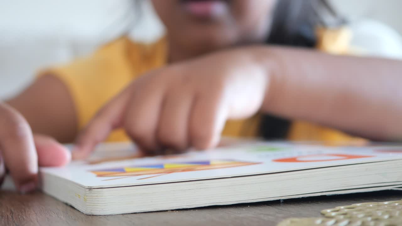 una niña leyendo un libro para niños