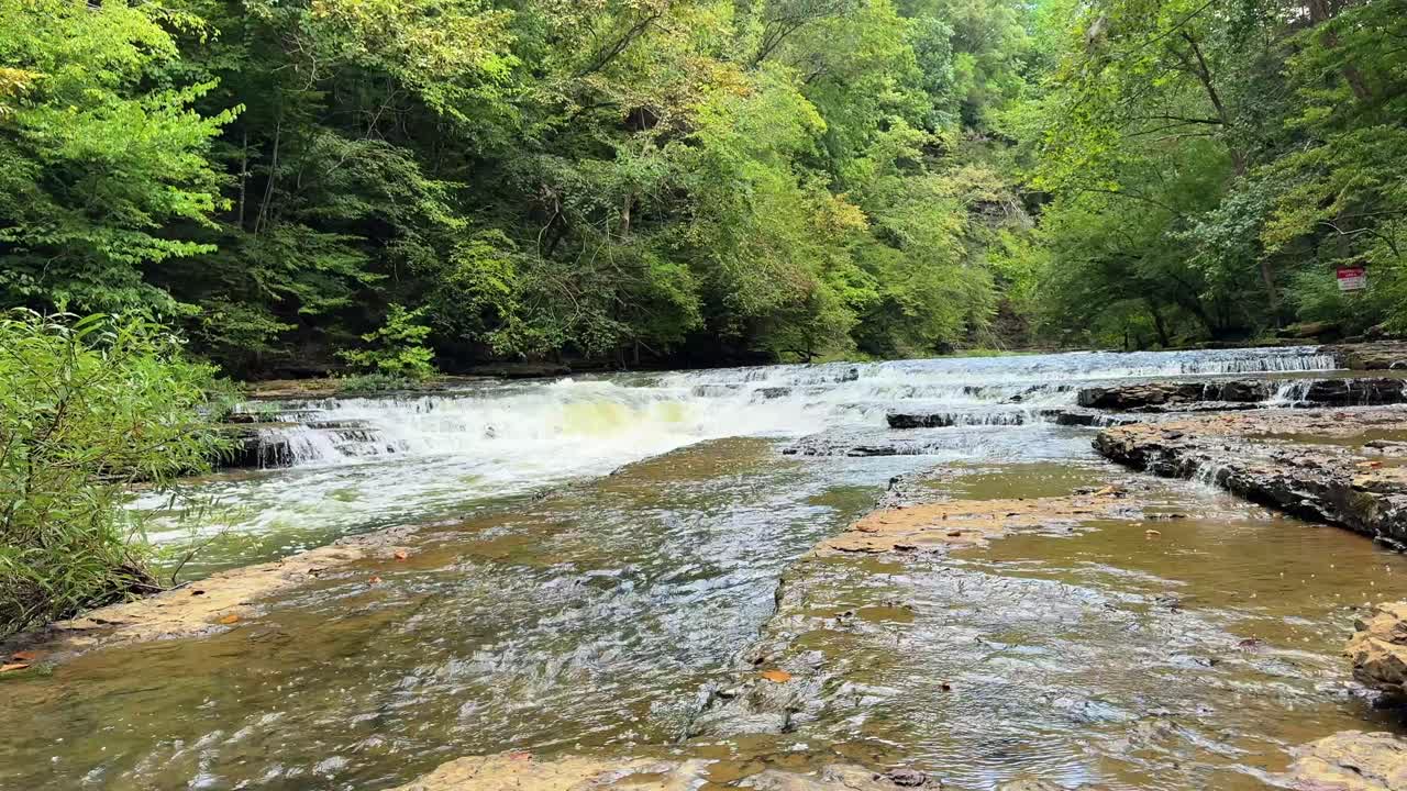 アメリカ、テネシー州のバージェス・フォールズ州立公園の滝から流れ落ちる水の傾斜ショット。