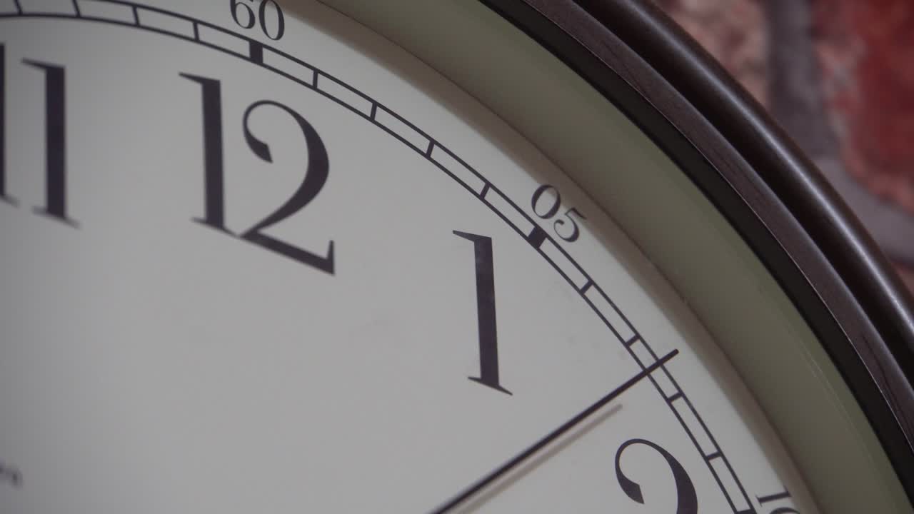 aguja de segundos y parte de la esfera del reloj