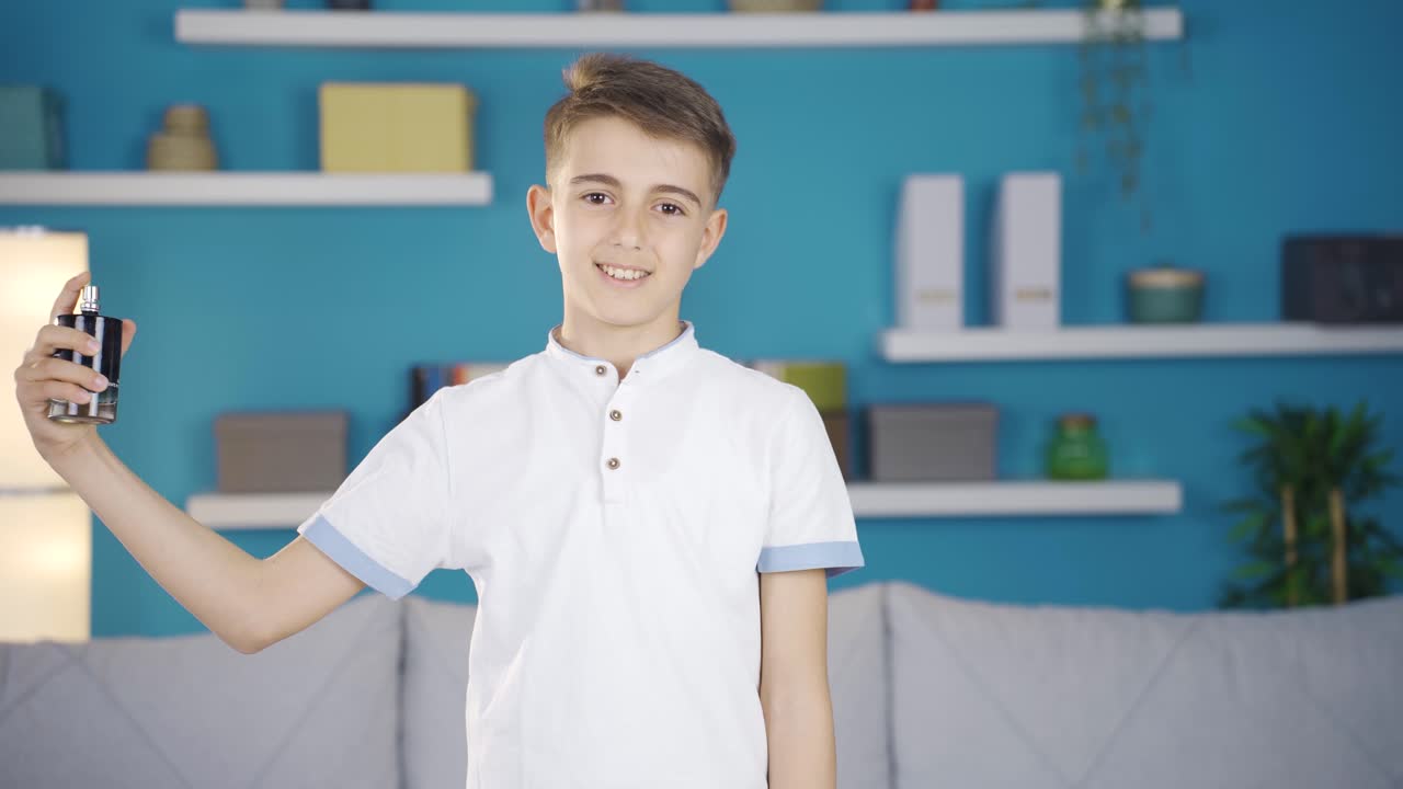 al chico que se pone perfume le gusta el olor.