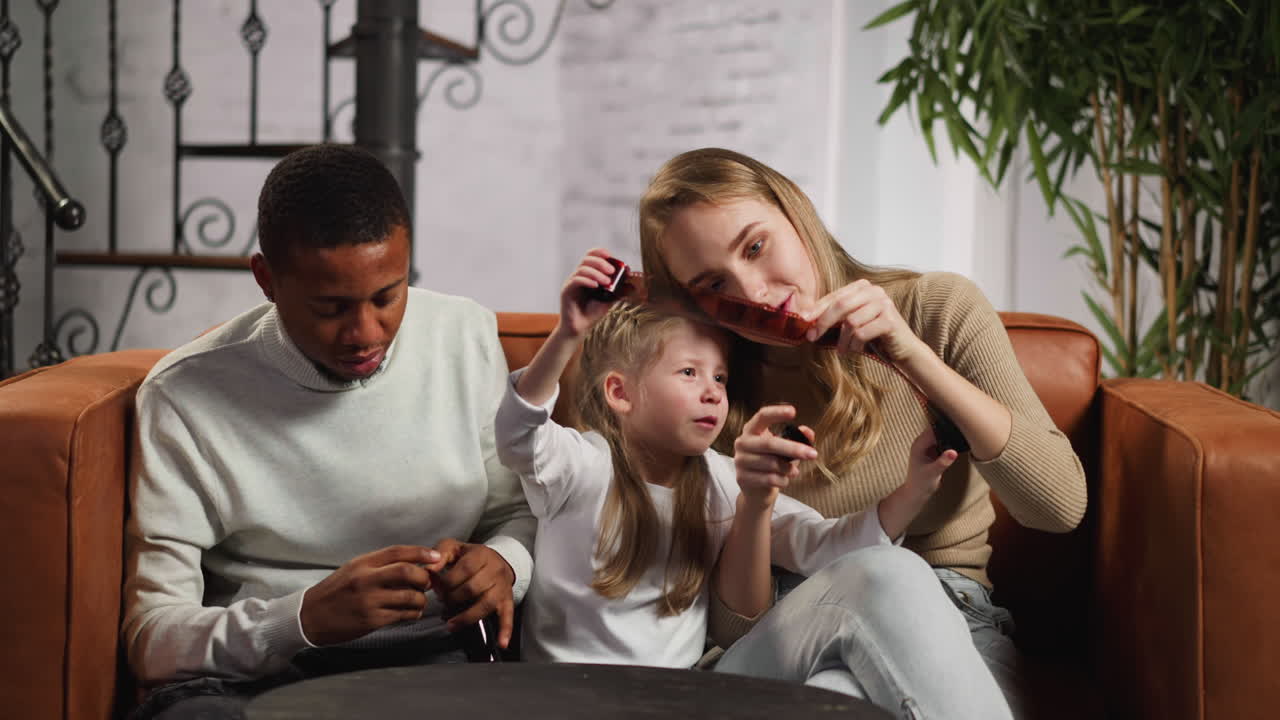 아내와 소녀를 가진 흑인 남자가 부정적 인 것으로 친척을 회상합니다.