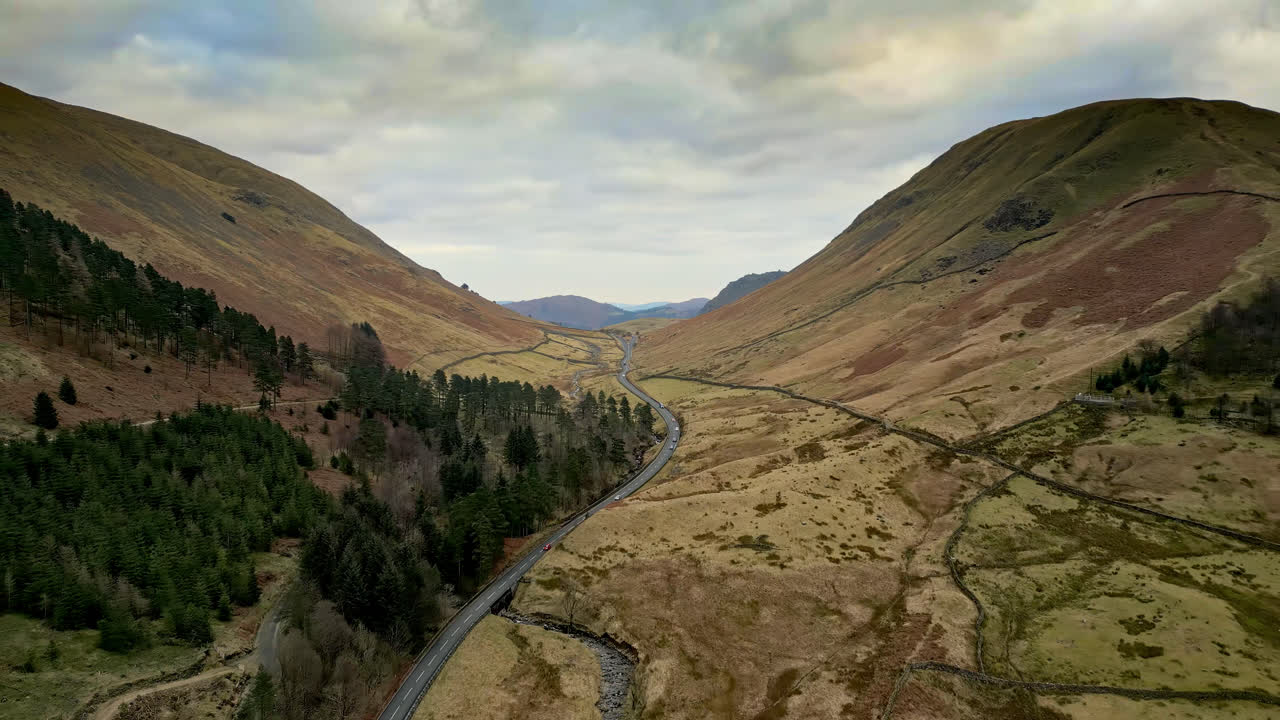 Marvel at the breathtaking Cumbrian landscape in a mesmerizing video, showcasing Thirlmere Lake surrounded by majestic mountains