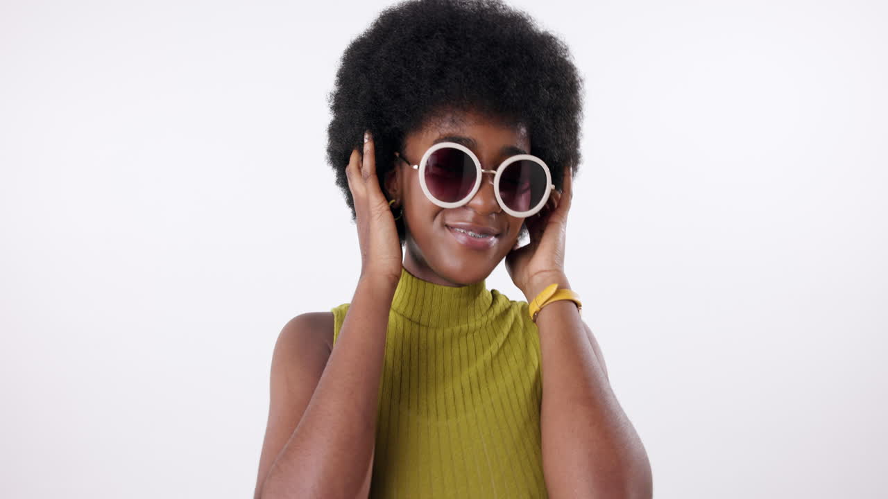 Portrait of a stylish woman with an afro wearing sunglasses