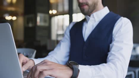 joven profesional en una cafetería