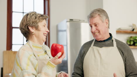 Mujer-Mayor,-Hombre-Y-Cocina-Con-Pimienta