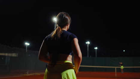 partido de tenis nocturno