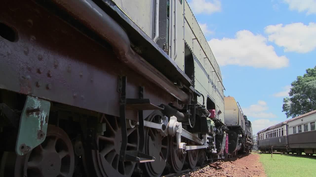 los viejos trenes se sientan abandonados en una vía férrea en esta toma de lapso de tiempo