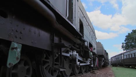 Los-Trenes-Viejos-Se-Sientan-Abandonados-En-Un-Ferrocarril-En-Esta-Toma-De-Lapso-De-Tiempo