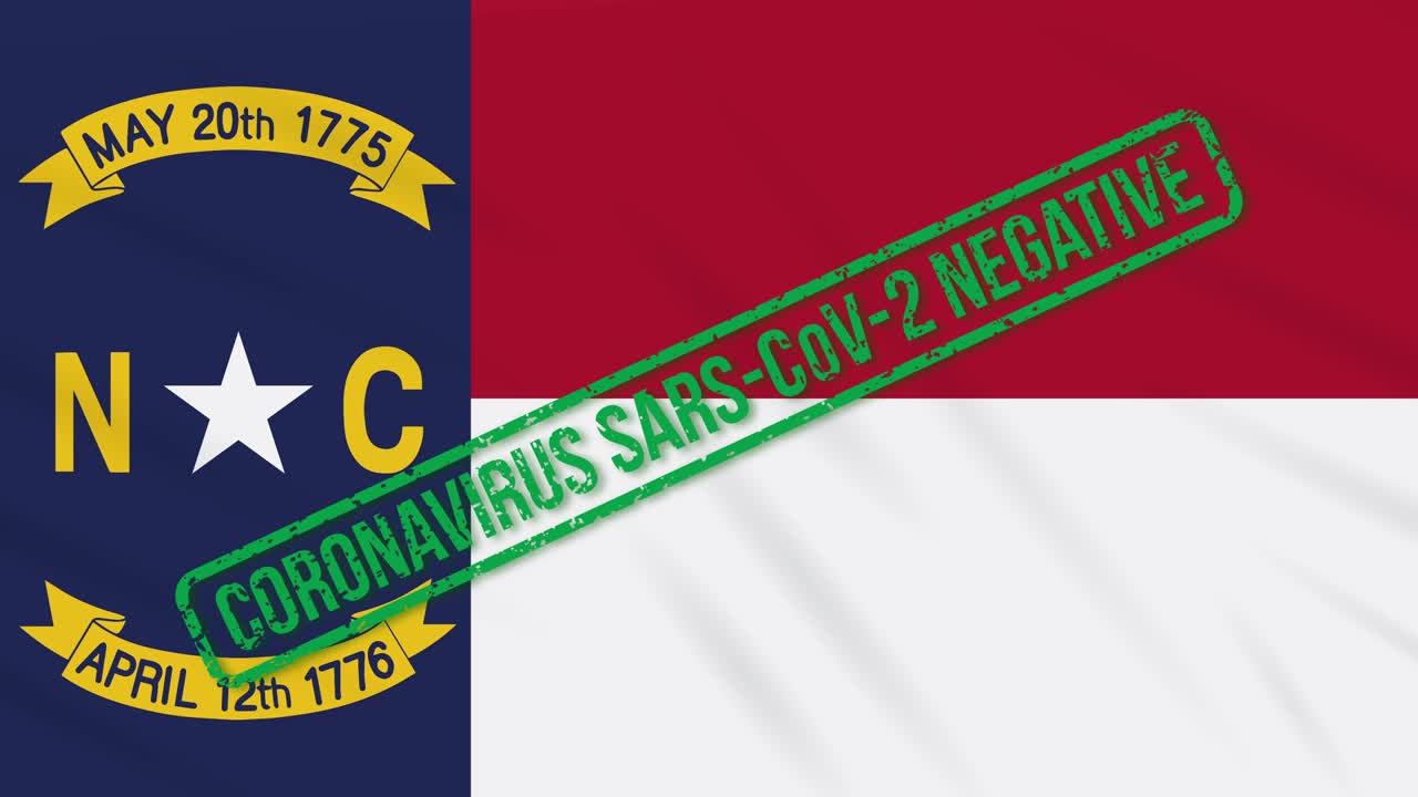 carolina del norte estado de los estados unidos balanceando bandera con sello verde de libertad de coronavirus, bucle