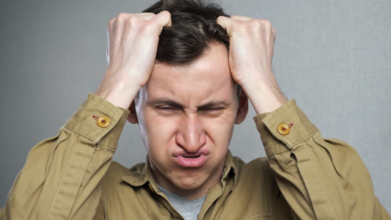 우울한 젊은이는 스트레스를 받고 절망에 빠집니다.