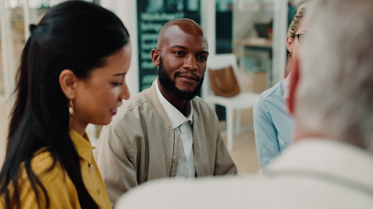 negocios, el hombre negro y el liderazgo en la reunión
