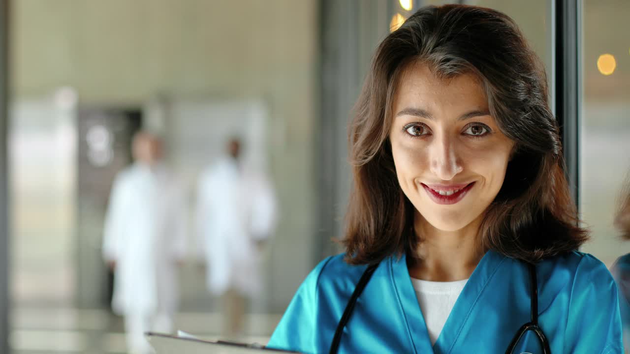 foto de retrato de una hermosa joven doctora sonriendo a la cámara y sosteniendo una carpeta