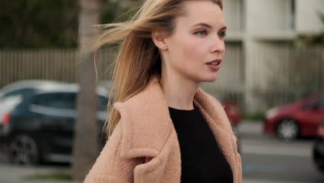 una mujer joven caminando por la ciudad.