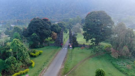 Paisaje-De-La-Selva-De-Bali-Y-Antigua-Puerta-De-Handara,-Vista-Aérea-De-La-órbita