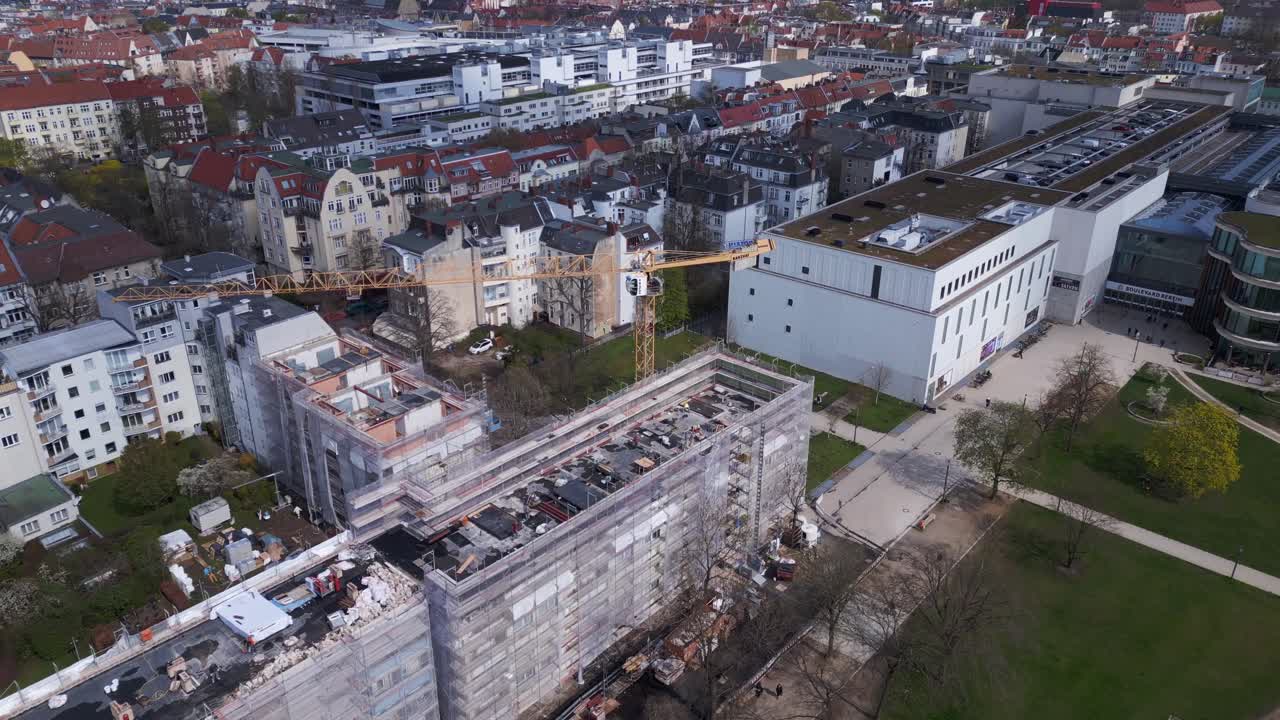 increíble vista aérea desde arriba vuelo berlin ciudad trabajo de construcción en casa con grúa