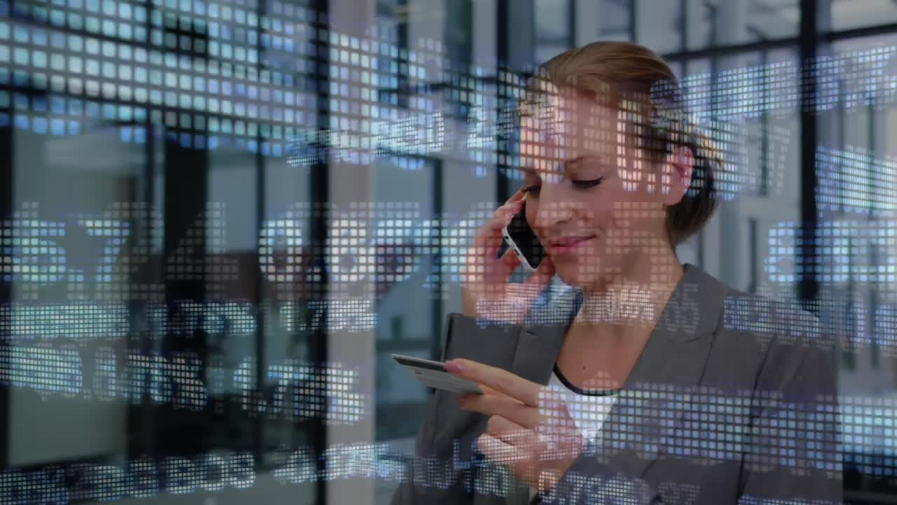 animación de procesamiento de datos azules sobre mujer caucásica hablando por teléfono, sosteniendo una tarjeta de crédito