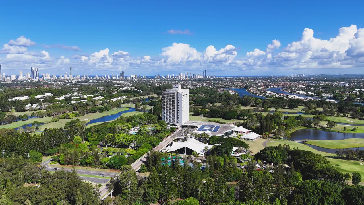 골프장 과 도시 풍경 의 풍경적 인 공중 풍경