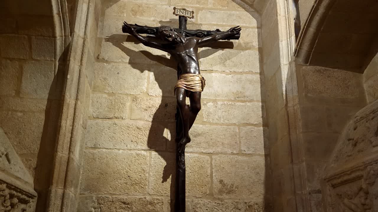 Cristo Negro de Cáceres. Escultura gótica em madeira do século XIV. Arte religiosa cristã medieval. Ícones religiosos cristãos. Cristo crucificado