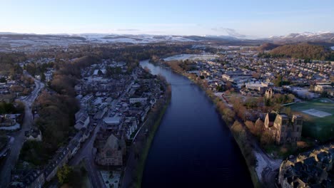 impresionantes imágenes aéreas de un lago que atraviesa el paisaje urbano de inverness