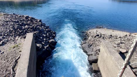 Nahaufnahme-Des-Wasseraustritts-Aus-Einem-Wasserkraftwerk-In-Norwegen-–-Wasser-Ist-Durch-Die-Turbine-Geflossen-Und-Fließt-In-Den-Süßwassersee-Am-Hodnaberg