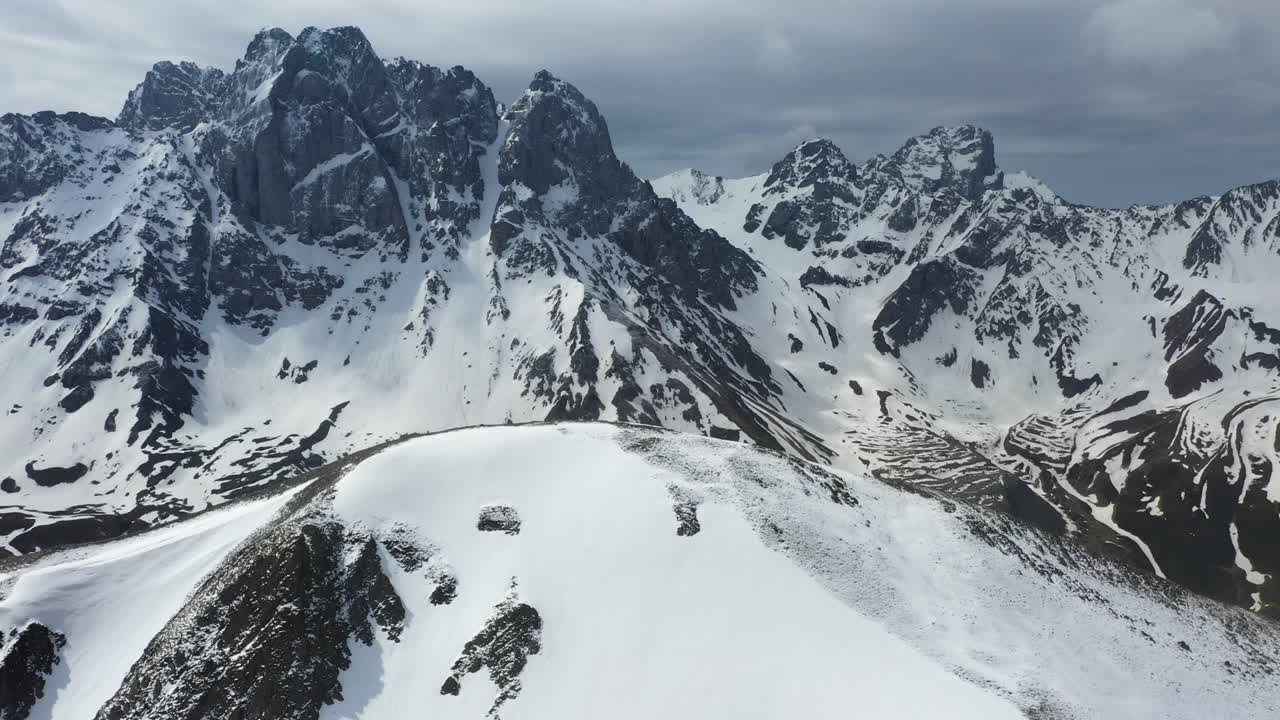toma cinematográfica de drones giratorios de los dolomitas georgianos cubiertos de nieve en las montañas del cáucaso en georgia