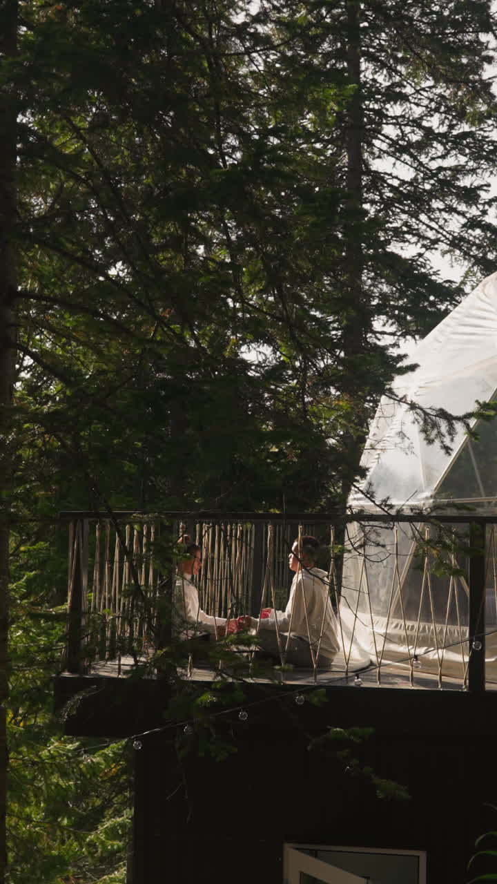 야생의 깊은 곳에서 명상과 함께 평화로운 탈출. 풍부한 편안함과 자연의 화려함의 융합은 관광객들이 억제되지 않은 풍경의 아름다움을 높이 평가하는 방법을 변화시니다.