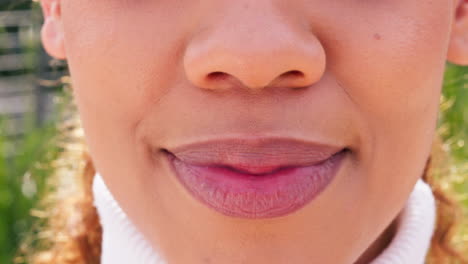 boca, primer plano y mujer con una sonrisa en la cara