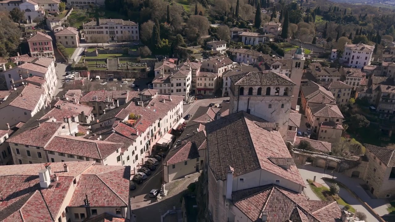 Vista aérea panorámica sobre tejados históricos y calles estrechas en un pueblo italiano soleado
