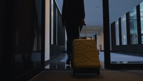 Mujer-Con-Bolsa-De-Viaje-Caminando-Hacia-Su-Habitación-De-Hotel.